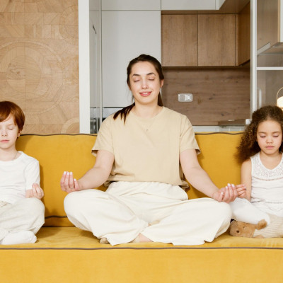 Πρέπει να ανησυχείς για το τι σκέφτονται οι φίλοι του παιδιού σου για σένα;