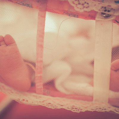 Οι νέοι γονείς διαφωνούν για το ποιος κοιμάται περισσότερο αλλά τους διαφεύγει ένα βασικό ερώτημα