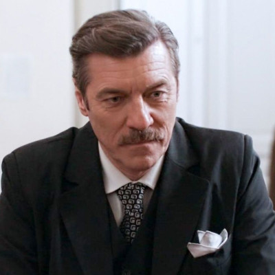 Ο Γιάννης Στάνκογλου μαινόμενος στο Grand Hotel: Ετοιμάζει σχέδιο δολοφονίας για ένα ζευγάρι