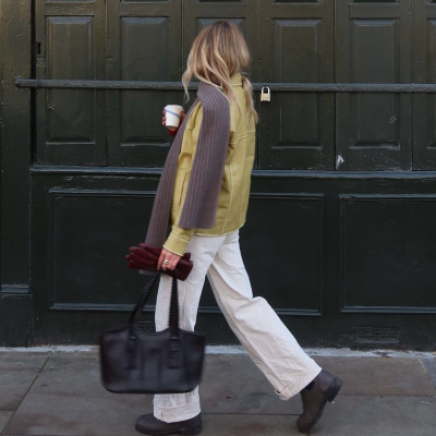 Αυτός είναι ο πιο κομψός τρόπος να φορέσεις λευκό τζιν αυτή τη σεζόν