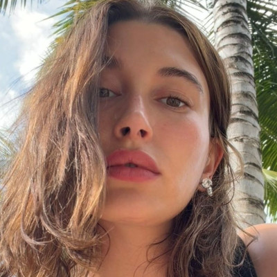 Το κραγιόν που θα φορέσεις την άνοιξη ονομάζεται sheer lipstick & είναι διάφανο, όπως το φαντάζεσαι