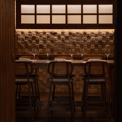 Πού θα βρεις ένα «μυστικό κελάρι» με γεύσεις με αέρα από αστέρια Michelin στο κέντρο της πόλης;