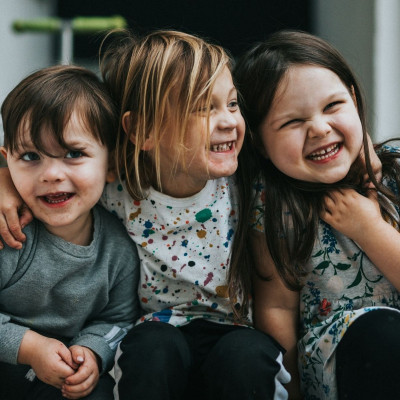 Τα παιδιά που δεν έμαθαν να μιλούν για τα συναισθήματά τους αναπτύσσουν 4 μηχανισμούς ως ενήλικες