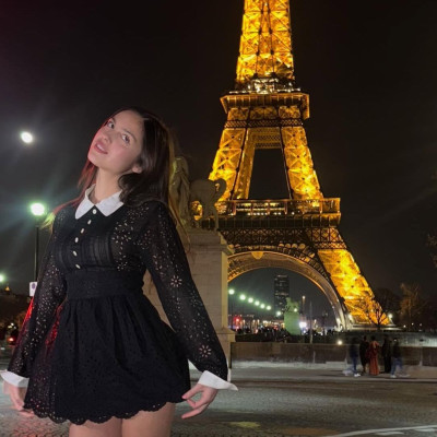 Η Olivia Rodrigo υιοθετεί το coquette στυλ στο Παρίσι με ένα vintage lace mini