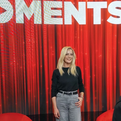 Είδαμε το «Moments» με τη Ζέτα Μακρυπούλια, μία σύγχρονη εκπομπή που θυμίζει παλιά καλή τηλεόραση