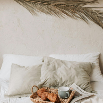 Μικρά υπνοδωμάτια: 10 tips για να υποδεχτείς την άνοιξη, χωρίς να γεμίσεις τον χώρο