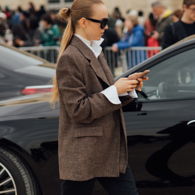 Bootcut παντελόνια: Πώς να τα φορέσεις με μποτάκια για ένα μοντέρνο look