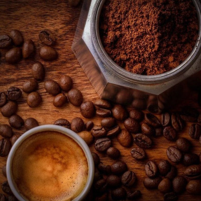 Ανακάτεψε χρησιμοποιημένο καφέ με ξύδι: το απλό κόλπο που βοηθά να καθαρίσεις εύκολα την κουζίνα