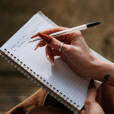 Ποιες δουλειές απειλούνται περισσότερο από την Τεχνητή Νοημοσύνη και ποιες μπορούν να προσαρμοστούν