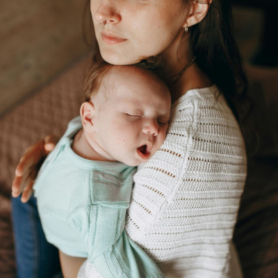 7 σημάδια ότι μπορεί να είσαι «γονιός κοάλα» και τι σημαίνει πραγματικά αυτό για το παιδί σου