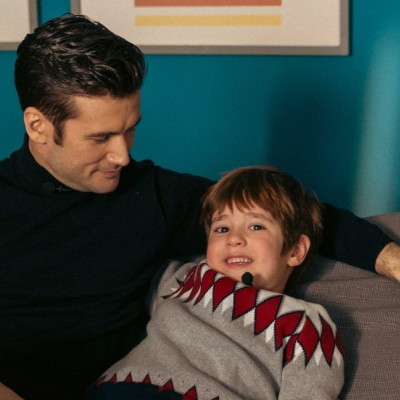 Ο Βίκτωρας από το σαρωτικό Μπαμπά σ' αγαπώ σε απολαυστικό fashion talk με την Κατερίνα Καινούργιου