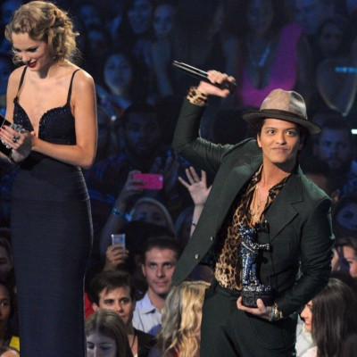 Τελικά πόση σημασία έχει ένα like; Ο Bruno Mars απάντησε για την «ατάλαντη» Taylor Swift