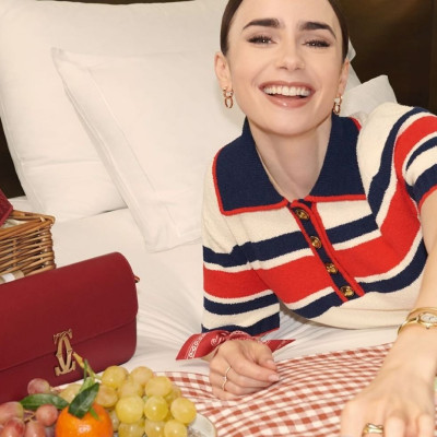 Η Lily Collins εξερευνά τα Πετράλωνα κι εμείς ξέρουμε τα κορυφαία στέκια για να της προτείνουμε