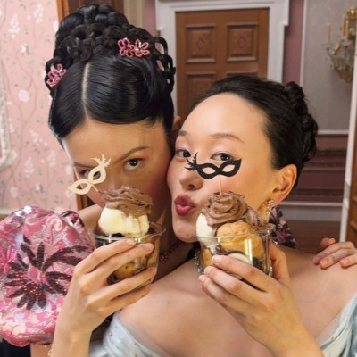 Αυτό είναι το foundation και τo ρουζ που χρησιμοποιήθηκαν στην 4η σεζόν του Bridgerton