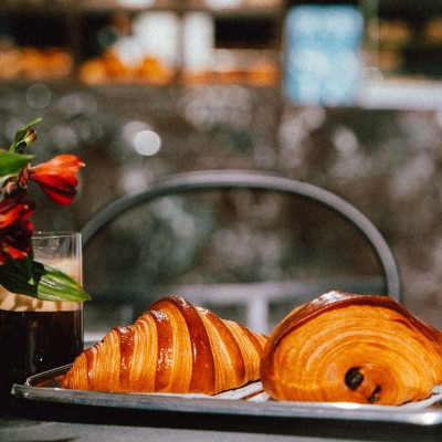 Πού θα φας το πρωί κρουασάν από βραβευμένο pastry chef και το βράδυ πιάτα από Michelin-starred σεφ;