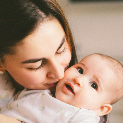 Αν δεν είσαι ο γονιός, ισχύει ένας βασικός κανόνας: μη φιλάς το νεογέννητο μωρό