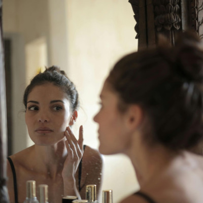 Όλη η αλήθεια για την ακμή μετά τη γέννα και πώς να την αντιμετωπίσεις