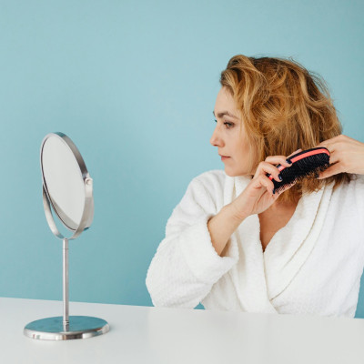 4 ειδικοί μοιράζονται όλα όσα πρέπει να γνωρίζεις για την τριχόπτωση μετά τη γέννα