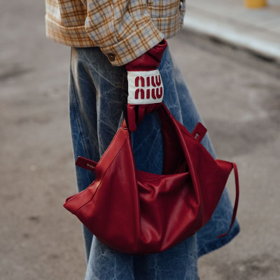 Style update: Οι πιο ευέλικτες τσάντες της σεζόν που ταιριάζουν με όλα