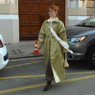 Printed trench coats: Η σύγχρονη ανανέωση ενός διαχρονικού κλασικού item