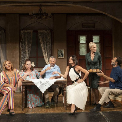 Βιτριολικές ερωτήσεις στο θέατρο Αλίκη: Η Κωνσταντίνα Μιχαήλ σερβίρει backstage «Μπαμπάδες με ρούμι»