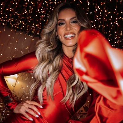 Από το πάρτυ της Οικονομάκου στα μπουζούκια μια απορία έχουμε: Γιατί δεν χορεύουμε στις πίστες πια;