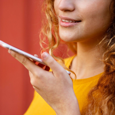 Γιατί το να χρησιμοποιείς τη φωνητική υπαγόρευση στο κινητό σου κάνει καλό στον εγκέφαλο