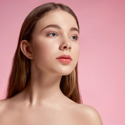 Χείλη με όγκο, λάμψη και διάρκεια: Τα μυστικά για ακαταμάχητο αποτέλεσμα όλη μέρα