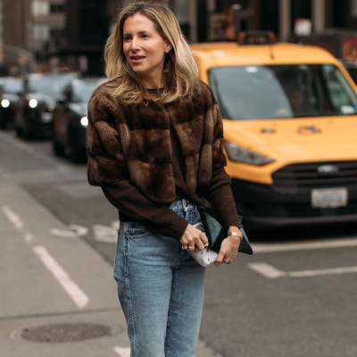 Outfit ideas: Τα τζιν με τακούνια επιστρέφουν & το πώς τα φοράμε τώρα κάνει τη διαφορά