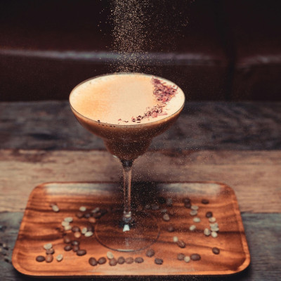 Espresso Martini: Το cocktail που μετατρέπει κάθε after office συνάντηση σε βραδινή έξοδο