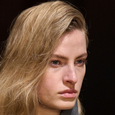 To hair tossing είναι το mega trend του TikTok που ενισχύει την αυτοπεποίθηση