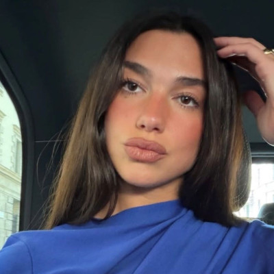 4 ρουζ για να πετύχεις το blush blindness effect της Dua Lipa