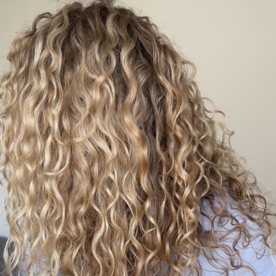 5 κουρέματα για σγουρά μαλλιά ιδανικά για την άνοιξη