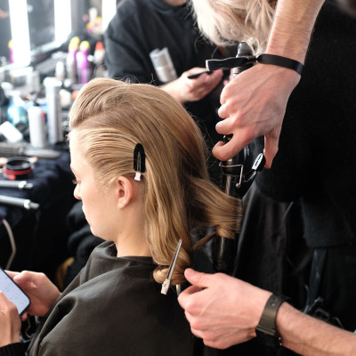 Aυτή είναι η σπιτική βαφή μαλλιών που καλύπτει τα γκρίζα και επαναφέρει τη φυσική λάμψη στα μαλλιά