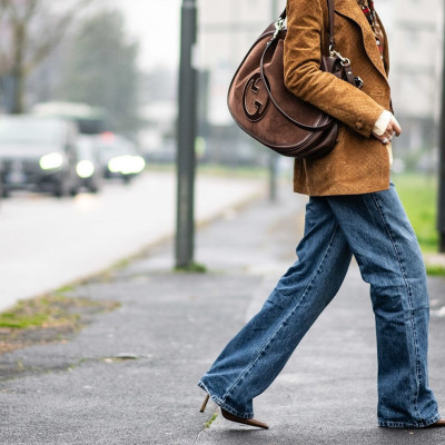 Τα παπούτσια που αναδεικνύουν τα wide-leg jeans: Ο οδηγός για σωστό styling