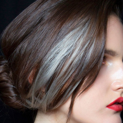 Αντίο στα γκρίζα μαλλιά: Η φυσική λύση με χέννα χωρίς βαφές και χημικά που υπόσχεται αποτέλεσμα