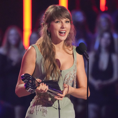 Η Taylor Swift αποθέωσε τον Travis Kelce! By the way κέρδισε 7 βραβεία στα iHeartRadio Music Awards