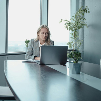 Δεν είναι αντικοινωνικοί: Τι λέει η ψυχολογία για όσους προτιμούν να είναι μόνοι στη δουλειά