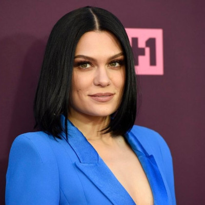H Jessie J γίνεται 38: Ο καρκίνος, το άγχος & μια χρονιά αλήθειας που μας εμπνέει