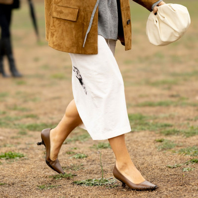 Αυτές οι «άχαρες» γόβες είναι το παπούτσι που κάνει κάθε look να φαίνεται cool