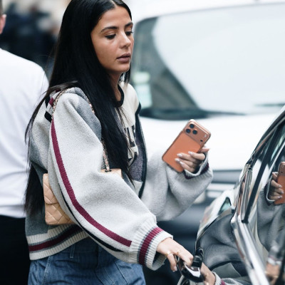 Sweatpant jeans: Η άνεση της φόρμας συναντά το στυλ και τη διαχρονικότητα του τζιν