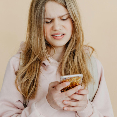 Η συχνή χρήση των social σχετίζεται με χειρότερες δεξιότητες ανάγνωσης των εφήβων, σύμφωνα με μελέτη