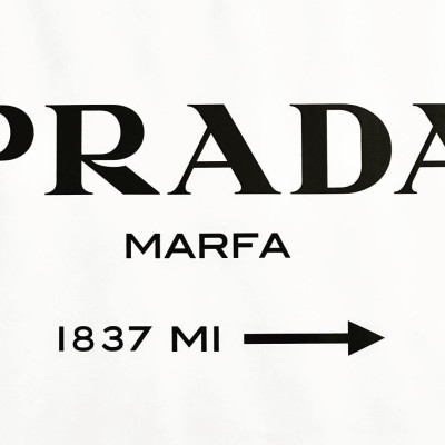 Ήξερες ότι διάσημη αφίσα «Prada Marfa 1837 MI» σε οδηγεί στο Τέξας στη μέση του πουθενά;