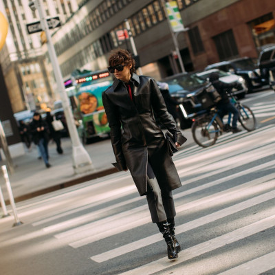 Tα cropped flare παντελόνια επιστρέφουν και κάνουν glow up - το trend που δεν ήξερες ότι σου έλειψε