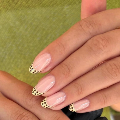 Γαλλικό μανικιούρ με πουά: 12 κομψές ιδέες για την άνοιξη–καλοκαίρι 2026