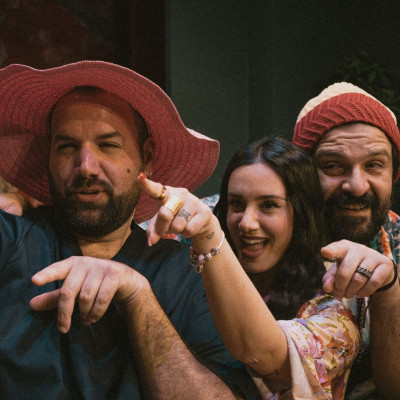 «Ο Ημιυπαίθριος» του Γιώργου Αλκαίου, η σουρεάλ κωμωδία που αγαπήθηκε από το κοινό παίρνει παράταση