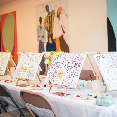 Η M&S επαναπροσδιορίζει την ανοιξιάτικη συλλογή 2026 με ένα art experience που συναντά τη μόδα