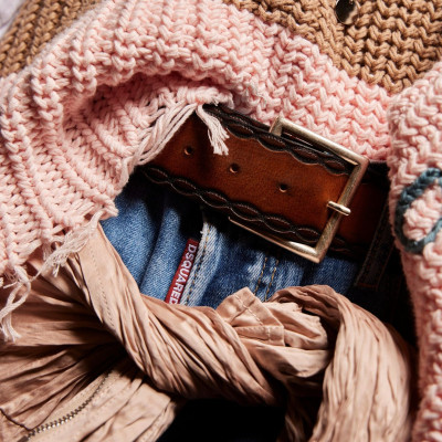 Ζώνες on repeat: Το αξεσουάρ που δεν περνά απαρατήρητο και επιστρέφει δυναμικά