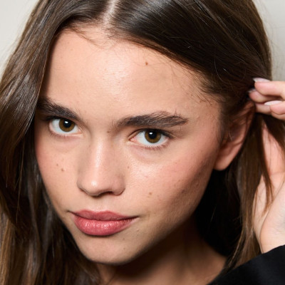 Η Gen Z ακυρώνει τη μαύρη mascara; Τα συναισθήματα μας είναι ανάμεικτα