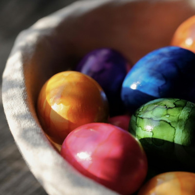 Με ρύζι ή με μαγειρική σόδα; 6 εύκολοι εναλλακτικοί τρόποι να βάψεις πασχαλινά αυγά